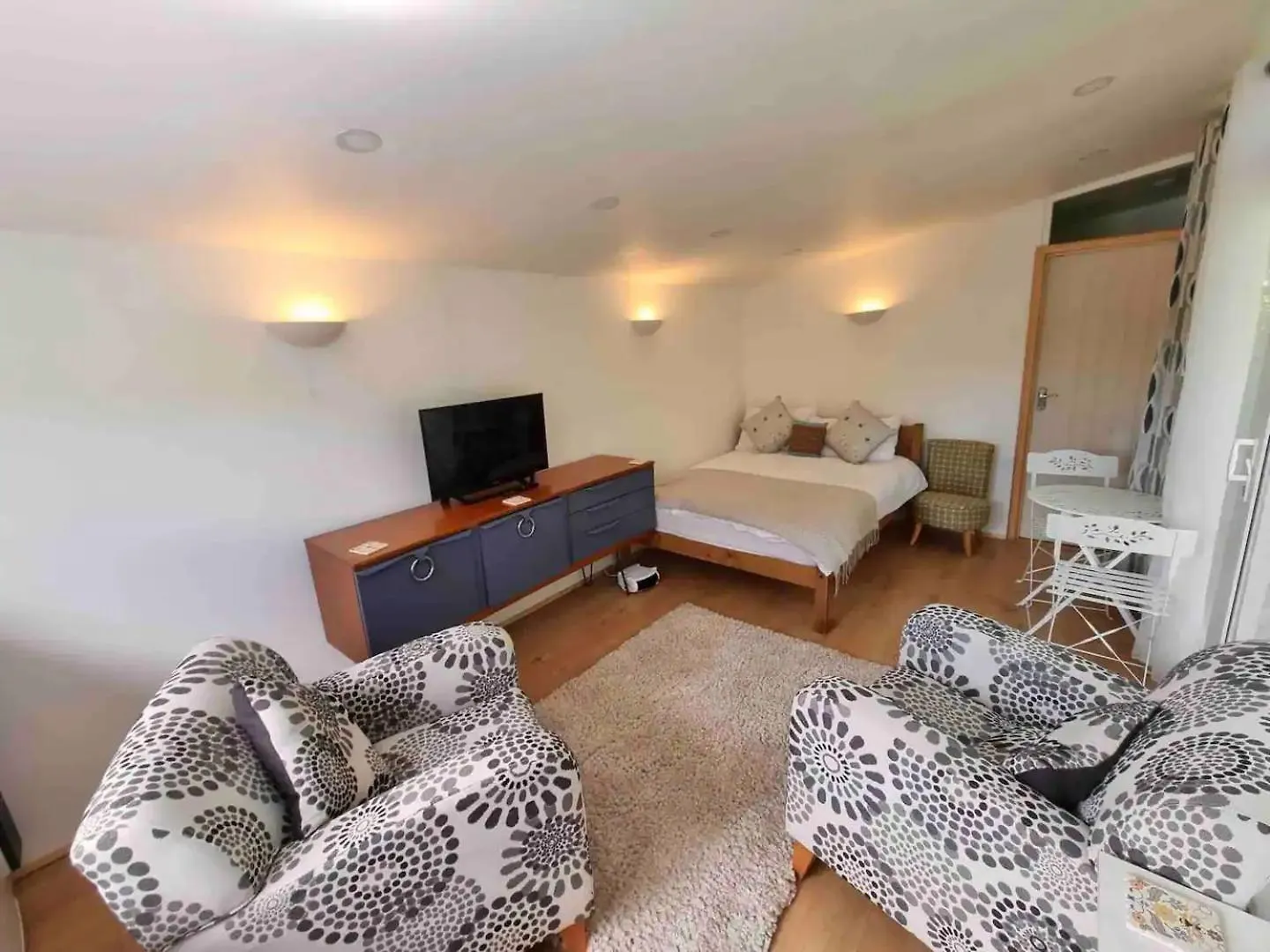 Modern Studio Cabin In Hove, Walk To The Sea & South Downs, Easy Access To Brighton Apartment
